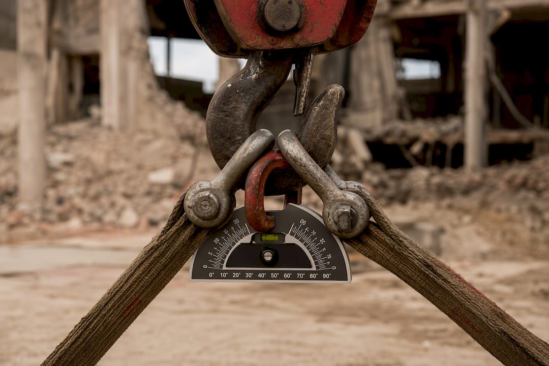 Measuring crane sling angle with protractor tool