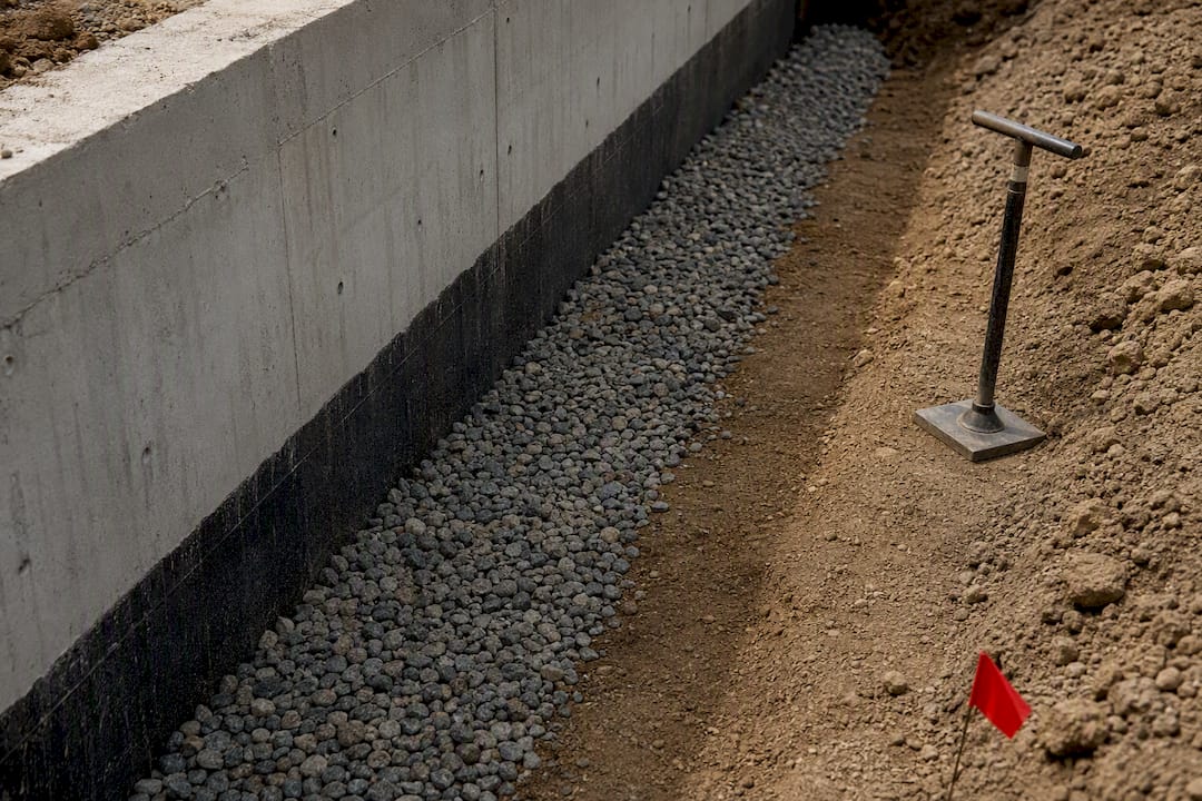 Drainage gravel beside foundation backfill