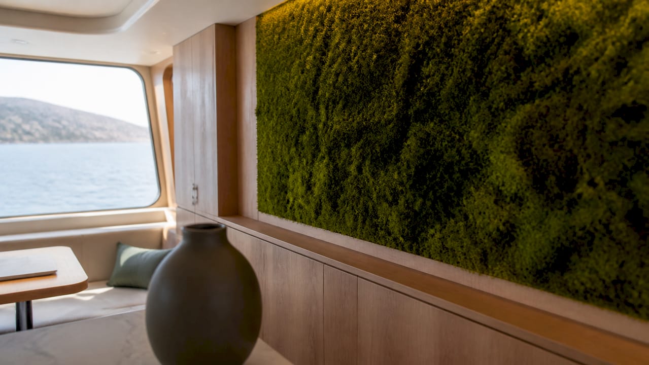 In einer Ecke der Yachtkabine sorgt eine Wand aus konserviertem Moos für ein natürliches Ambiente.