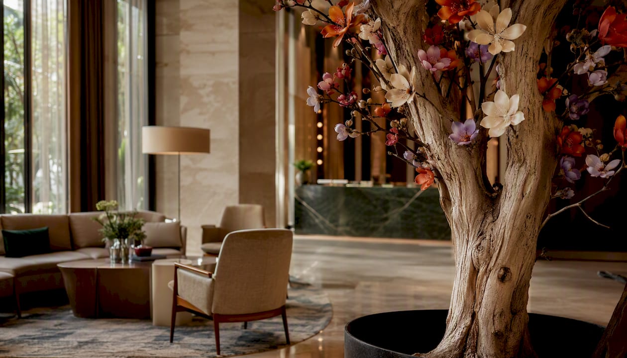 Im Loungebereich des Hotels steht ein luxuriöser Kunstbaum, der gerade erst teilweise aufgebaut wurde.