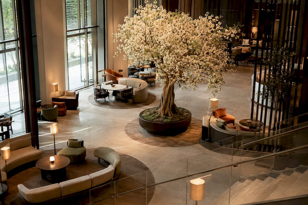 Innenraum eines Luxushotels mit widerstandsfähigem künstlichen Baum