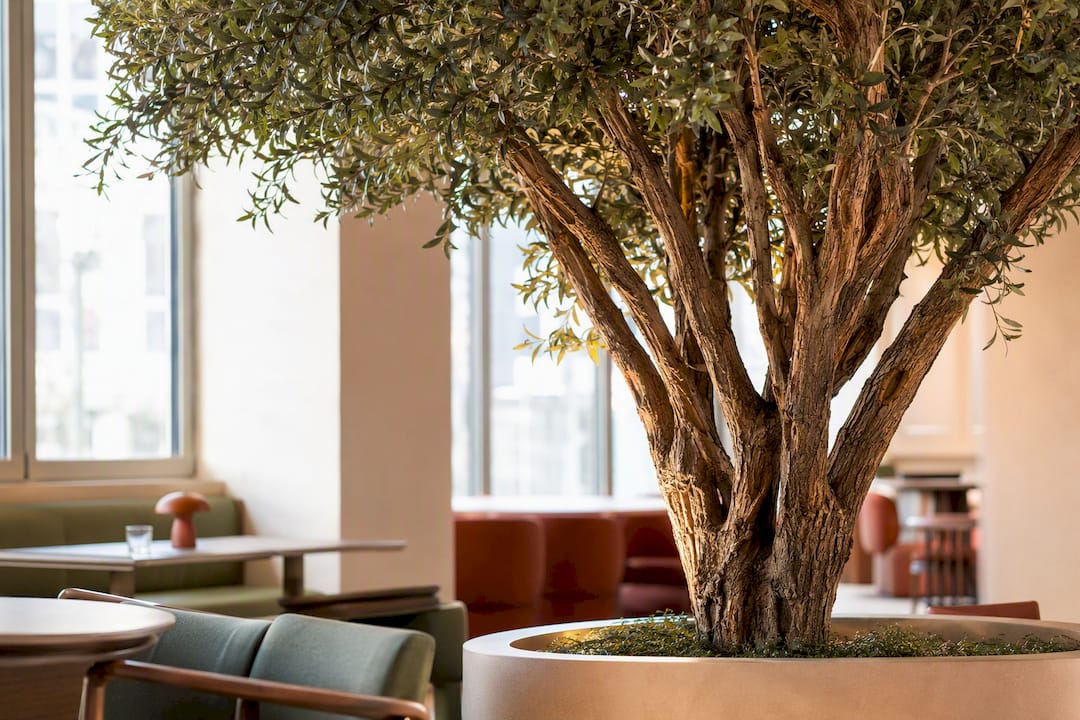 Künstlicher Baum in der Ecke einer Restaurant-Lounge