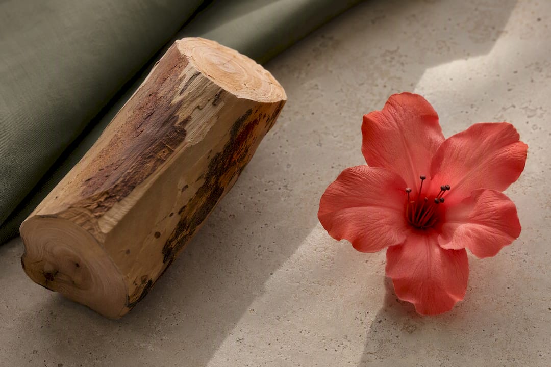 Azaleenholz und Polymerblüten im Materialdetail