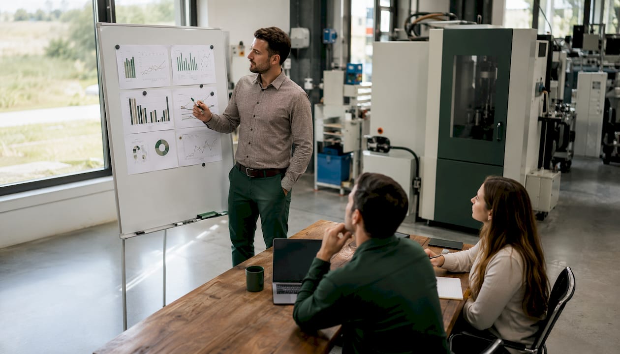 Un ingénieur présente aux équipes d’atelier comment calculer le besoin en fonds de roulement (BFR) dans un environnement industriel.