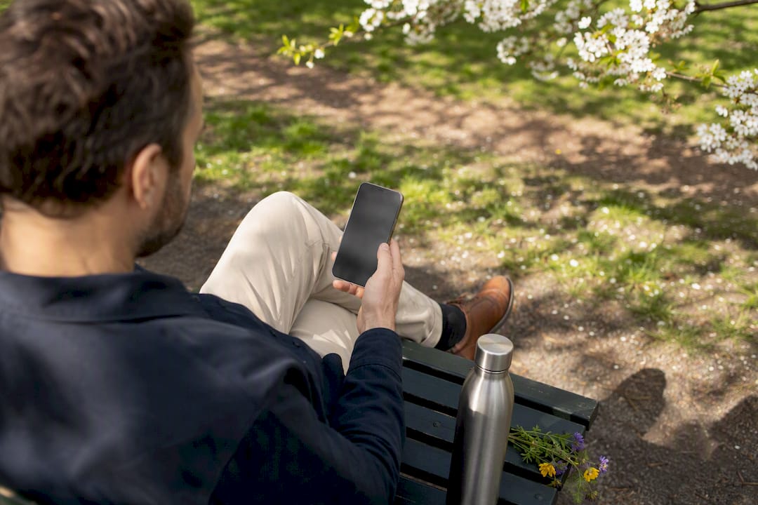 Propriétaire d'entreprise consultant ses e-mails sur smartphone