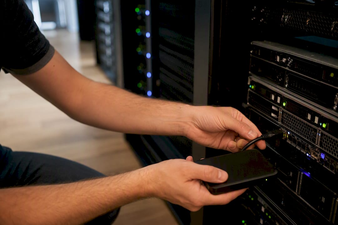 Mains connectant un disque de sauvegarde à un serveur