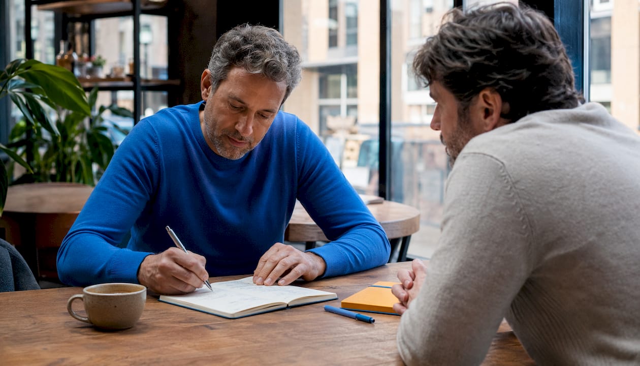 Tijdens een OKR-coachsessie worden volop aantekeningen gemaakt.