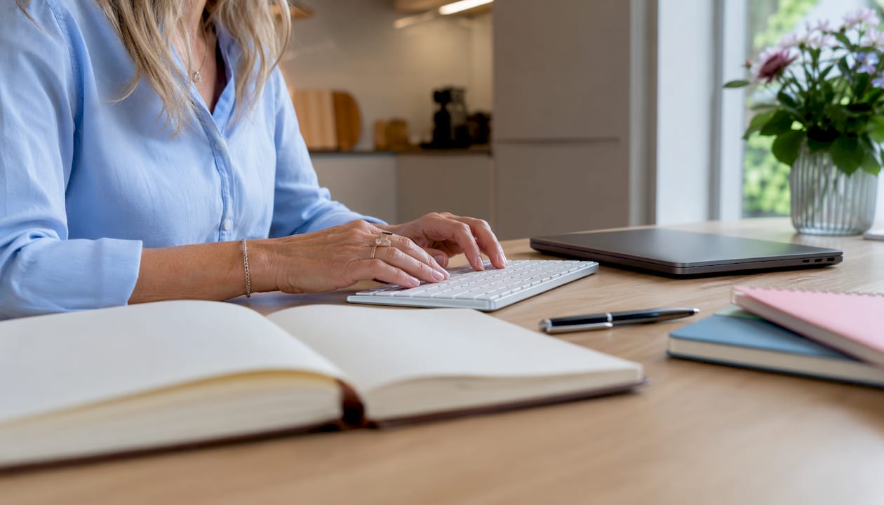 Een coach die vertrouwelijke gegevens verwerkt op zijn computer.