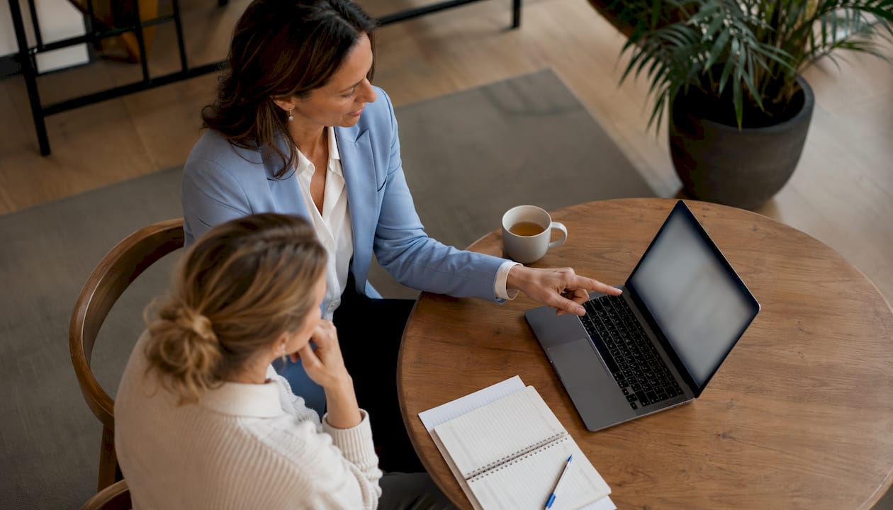 De coach en cliënt nemen samen de verschillende mogelijkheden van de software door.