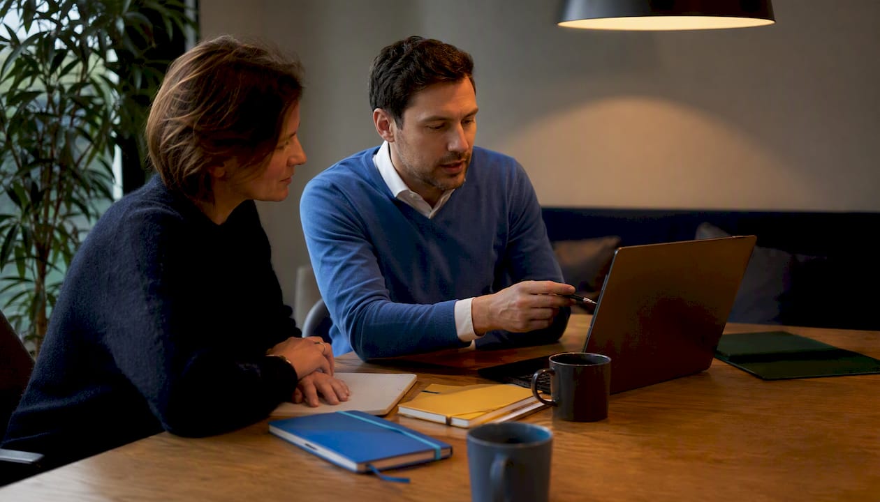 Op kantoor zijn collega's met elkaar in gesprek over het verschil tussen beveiliging op databaseniveau en beveiliging van rapporten. Ze wisselen ervaringen uit over wat nu veiliger is: de toegang tot de brondata beperken, of juist extra maatregelen nemen bij het delen van rapportages. Iedereen heeft zo zijn eigen kijk op hoe je gevoelige informatie het beste kunt beschermen.