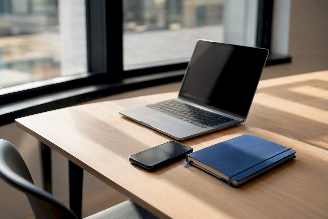 Bureau met laptop en koffiekopje