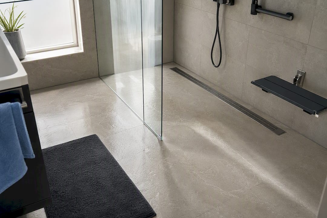 Linear drain and screen in wet room