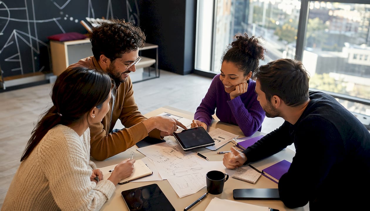 Besprechung im Kreativteam einer Webdesign-Agentur