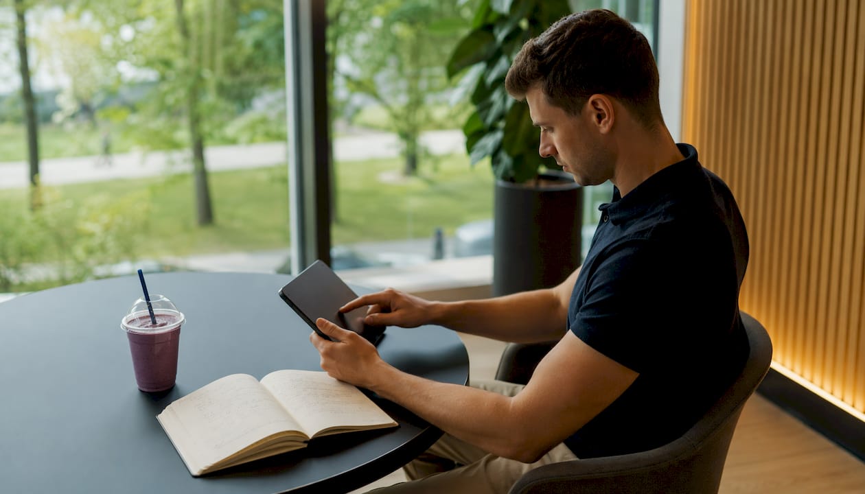 Ein Marketing-Experte arbeitet mit dem Tablet, um die einzelnen Schritte seines Profils zu optimieren.