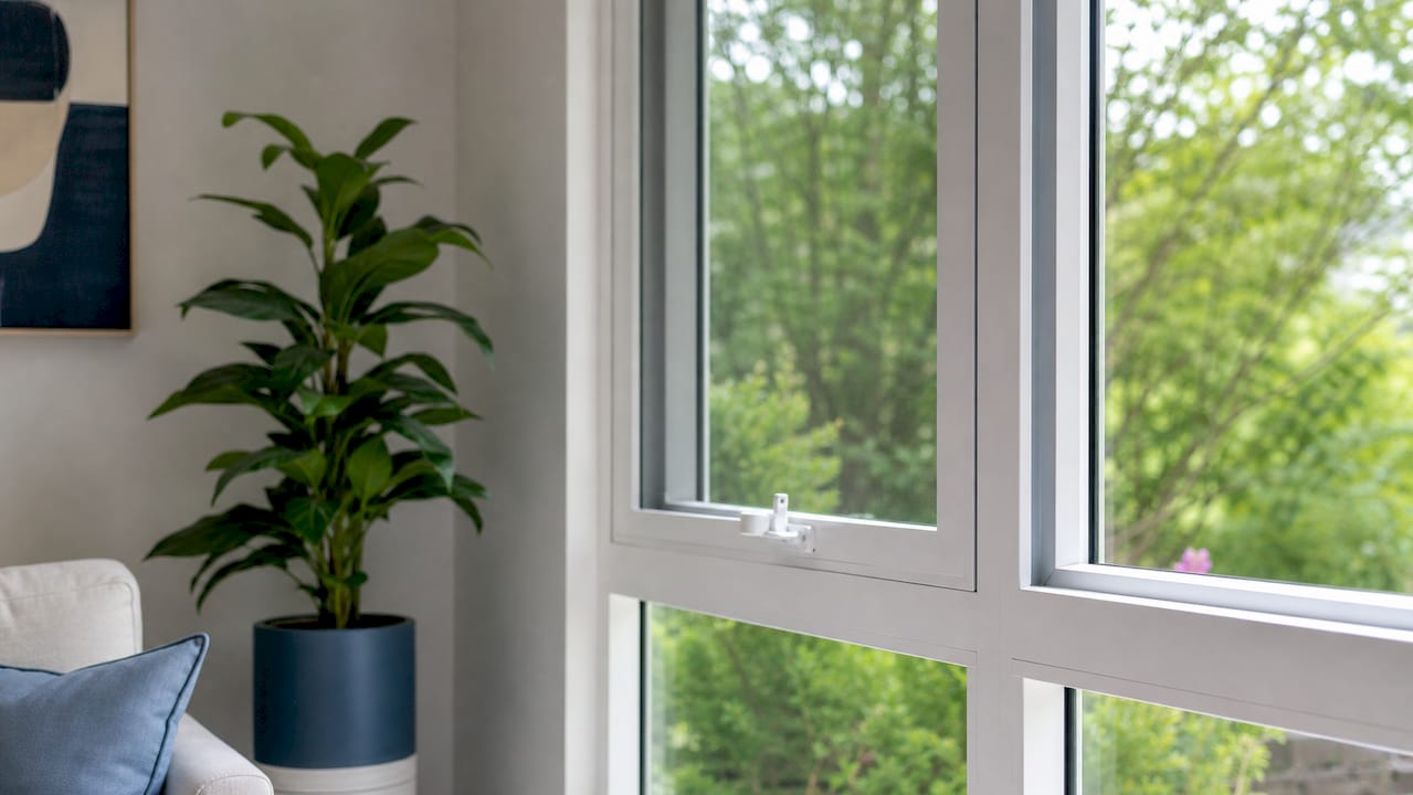Strak vormgegeven woning met slanke aluminium kozijnen
