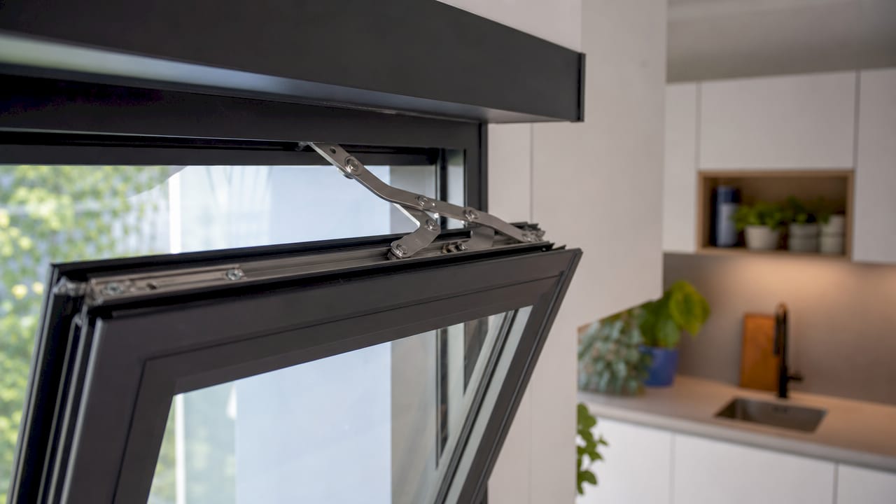 Gedetailleerde weergave van het scharnier en de uitzetter van een aluminium uitzetraam