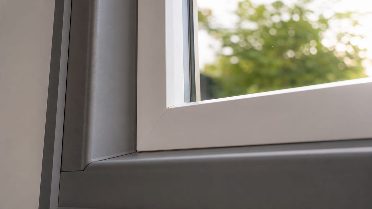 Detailopname van een kunststof glaslat in het kozijn