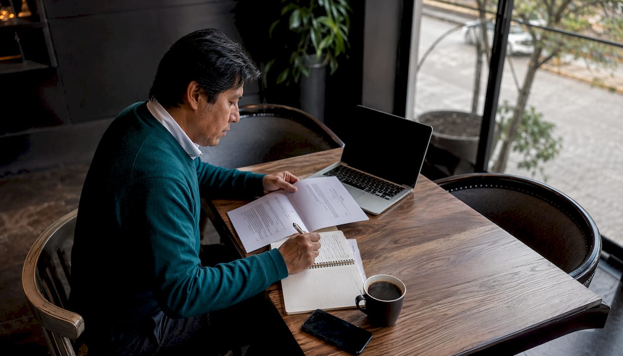 Profesional organizando la gestión de un software médico