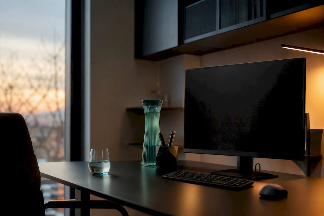 Pantalla en negro sobre escritorio clínico profesional