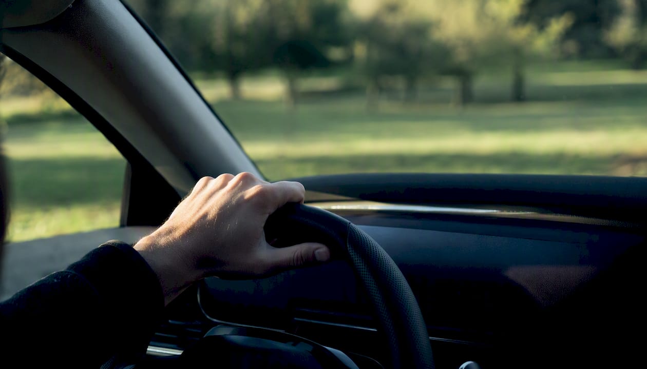 Während des Akustiktests liegt die Hand des Fahrers am Lenkrad.
