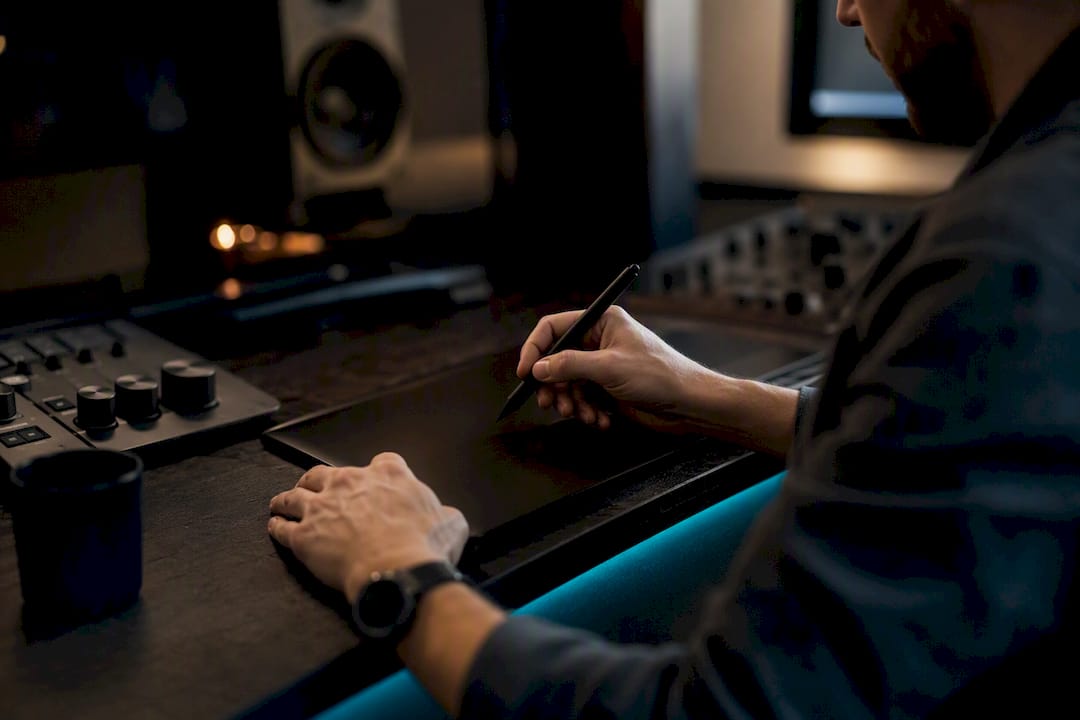 Hands applying selective sharpening on tablet