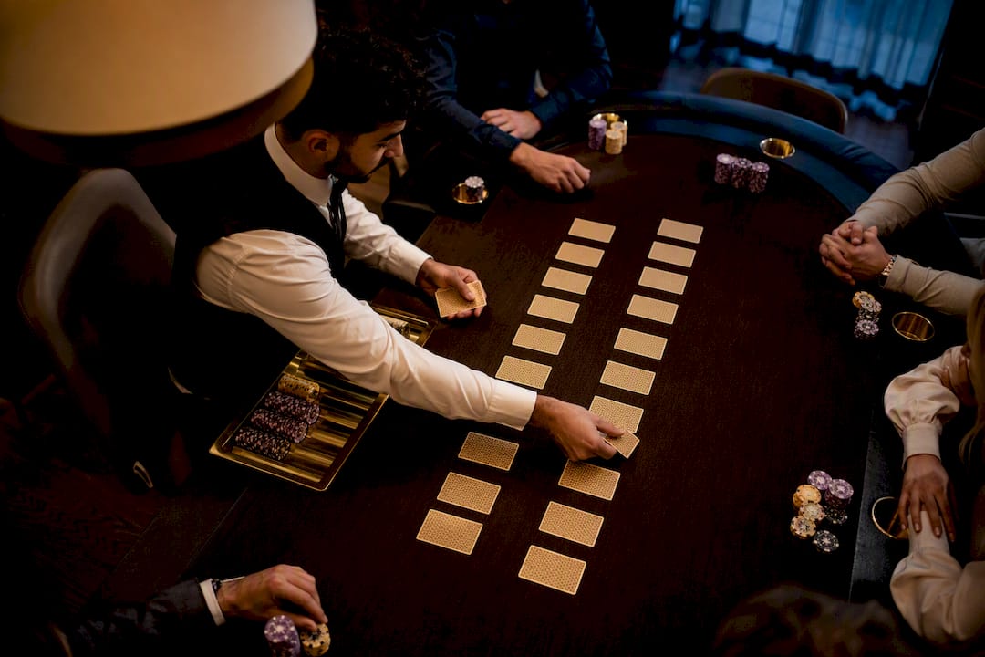 Poker Seating Draws: Card vs App by Event Size for Organizers
