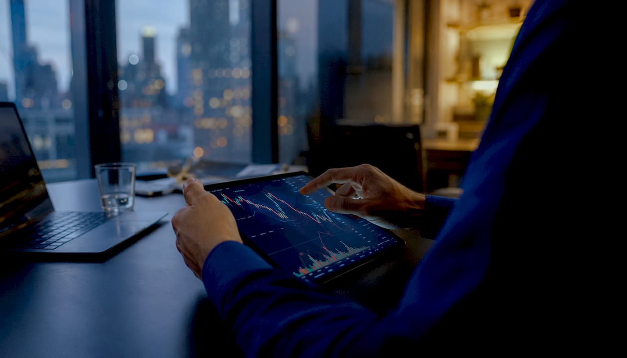 Trader’s hands managing intraday margins at workstation