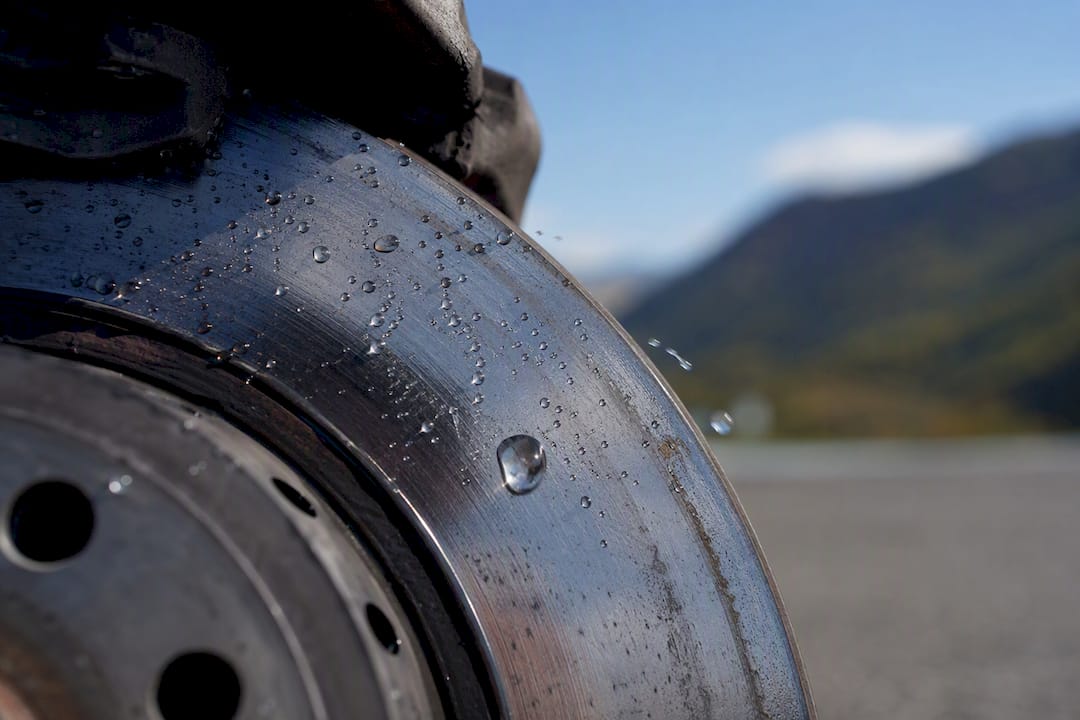 Brake disc shedding moisture with ceramic coating