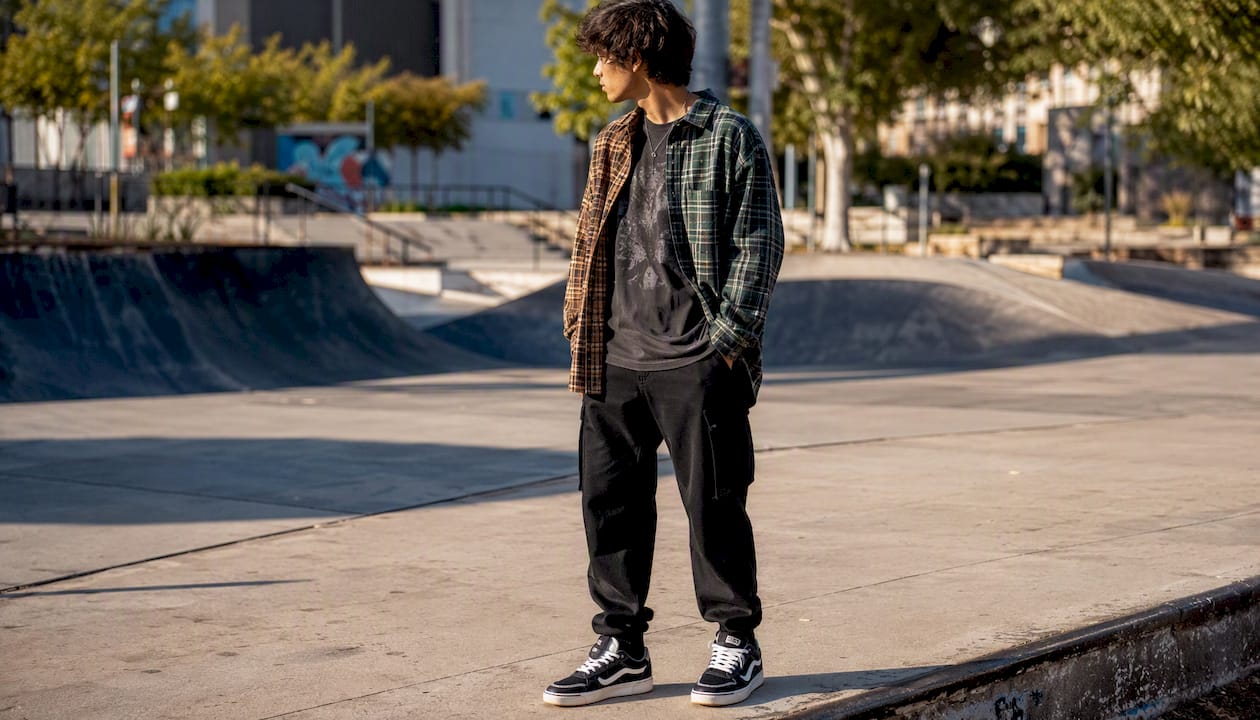 Casual streetwear with cargo joggers and skate sneakers