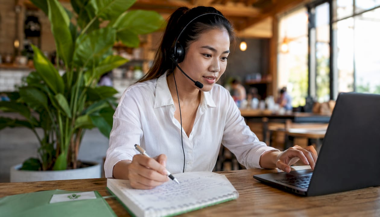 Customer support agent assisting Canadian merchant