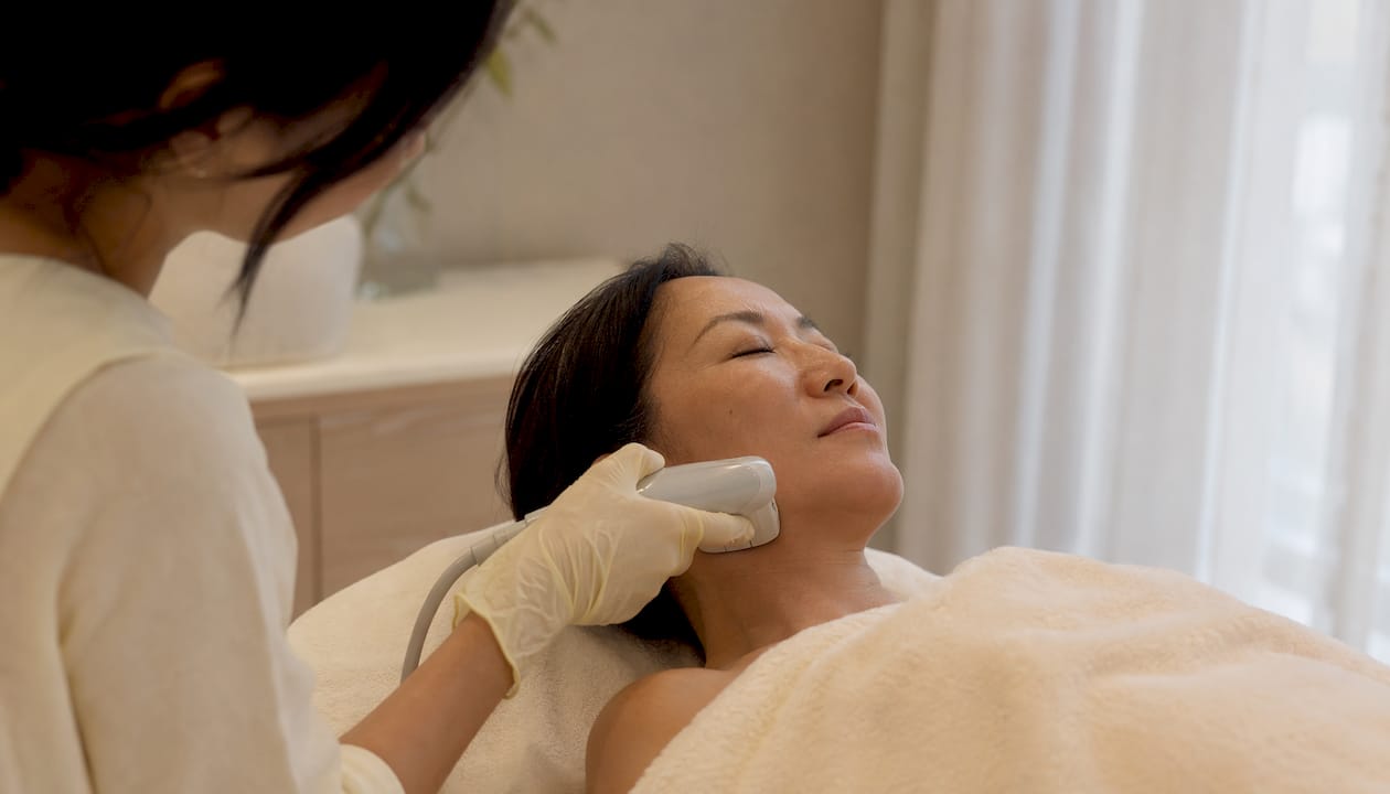Ultrasound device applied during face lift treatment