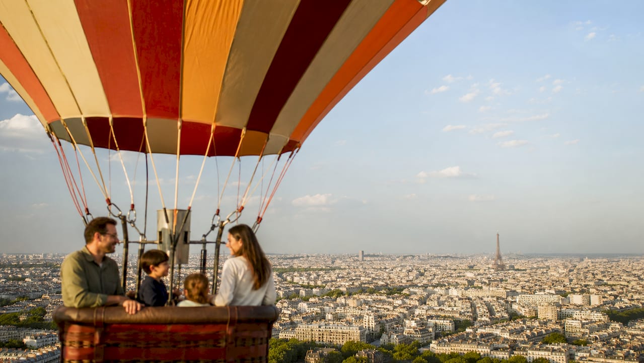 Un ballon captif offrant une vue imprenable sur Paris