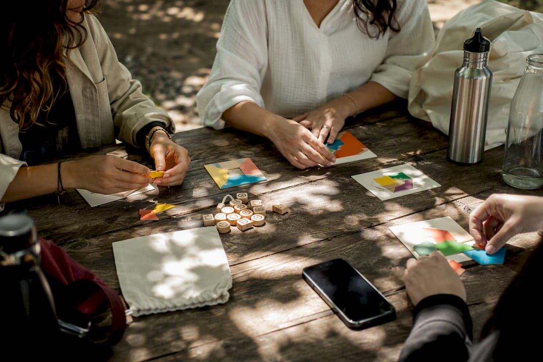Des mains qui assemblent un puzzle d’équipe au cœur d’un parc parisien.
