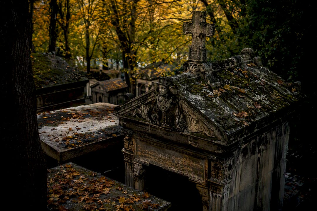 Détail d'une tombe historique au cimetière du Père-Lachaise
