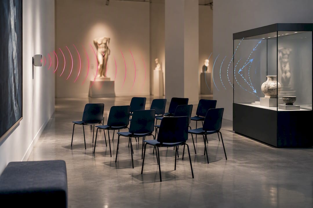 Museosalin kaiuttimen suuntaaminen ja heijastukset