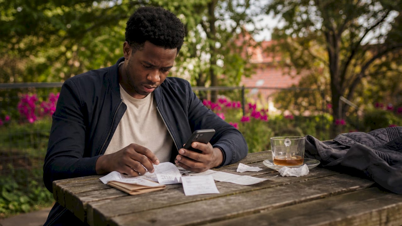 Shopper simplifying purchase decisions at café table