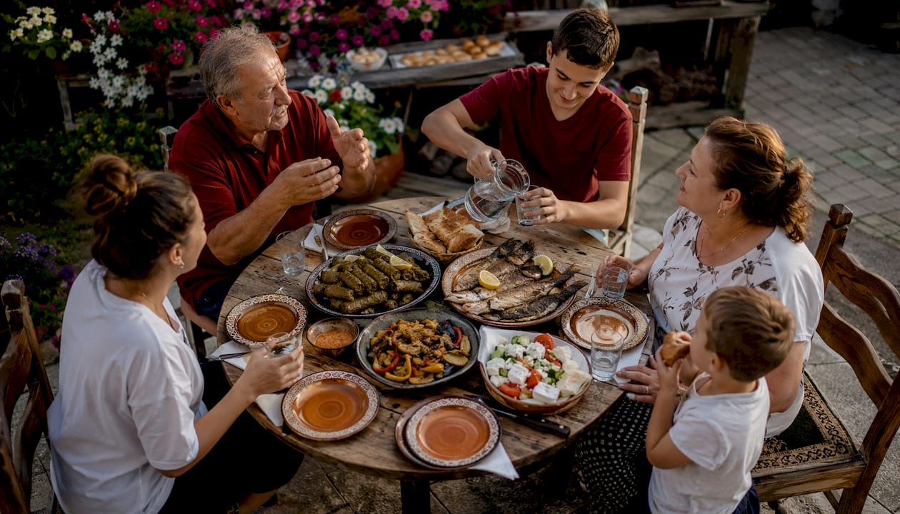 Bosanska družina se zbere ob domačem kosilu in v prijetnem vzdušju skupaj uživa ob tradicionalnih jedeh.