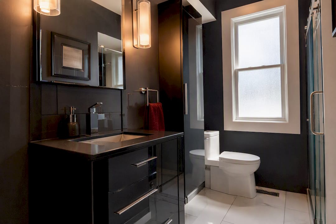 Small ensuite bathroom with design tricks to feel bigger