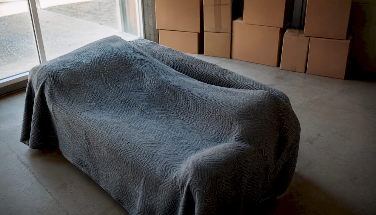 Housse textile utilisée pour protéger le canapé pendant le déménagement dans le camion.