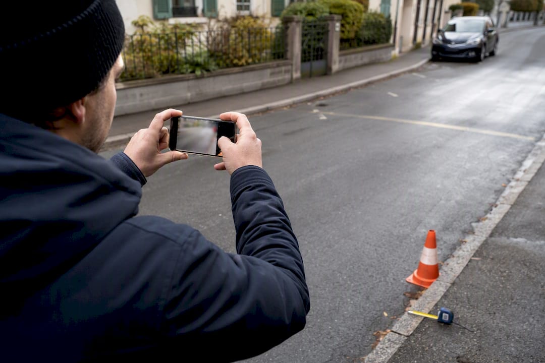 Personne prenant en photo une place de parking