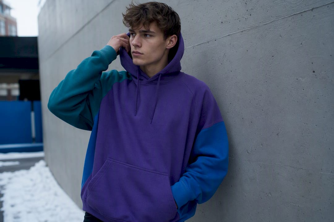 Schlanke Person richtet draußen einen Oversize-Hoodie