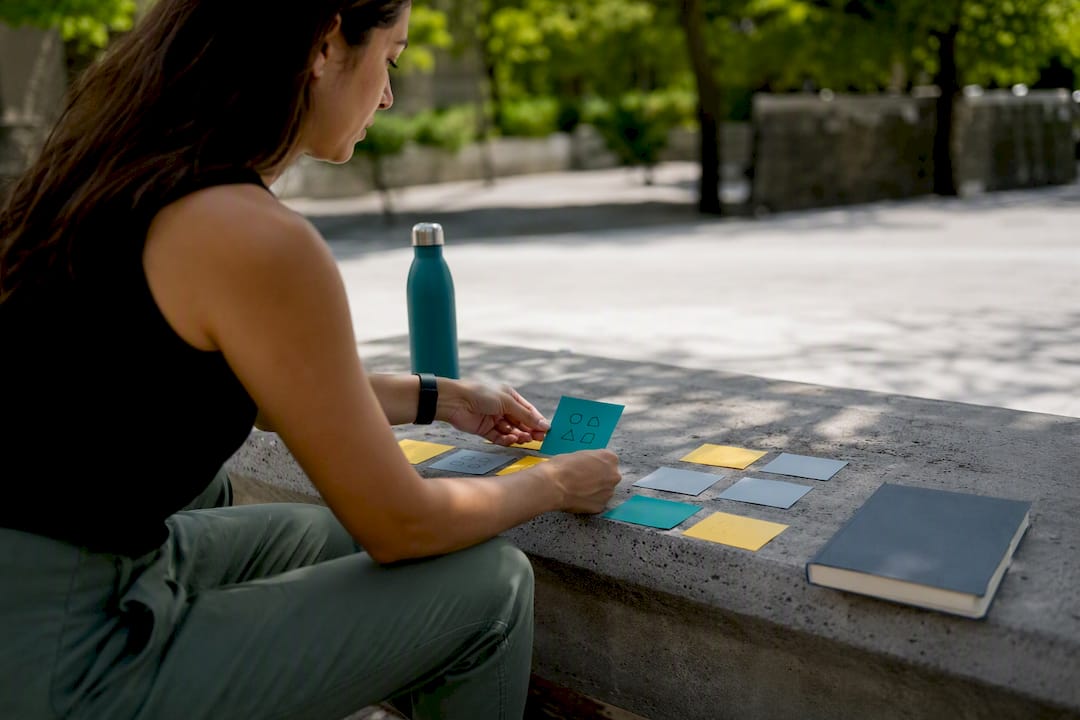 Hands arranging sticky notes symbolizing keyword targeting