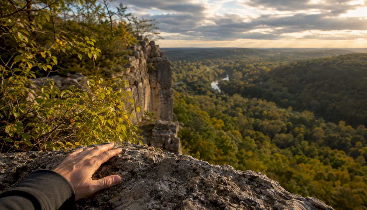 Rocky cliff trail and valley view at Rattlesnake Point