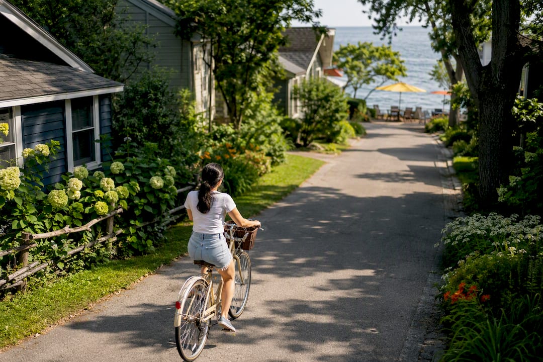 Quiet Ward's Island lane beside cottages