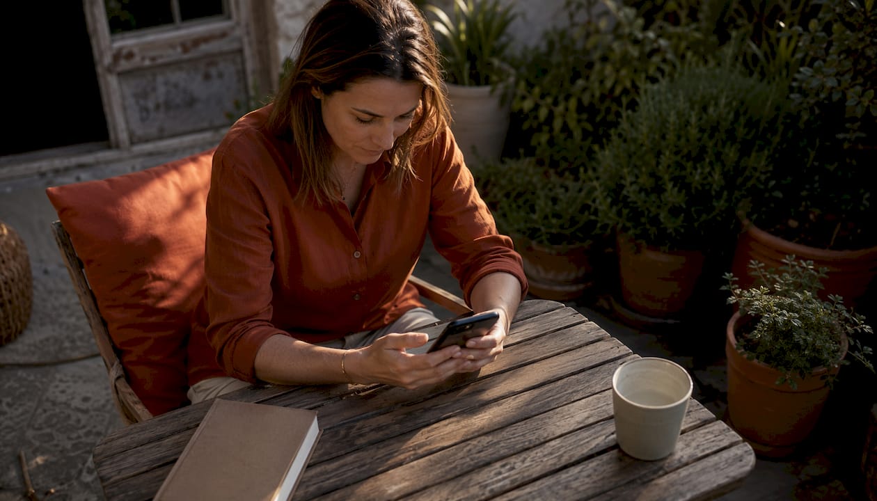 Sophrologue proposant la prise de rendez-vous en ligne directement depuis son smartphone