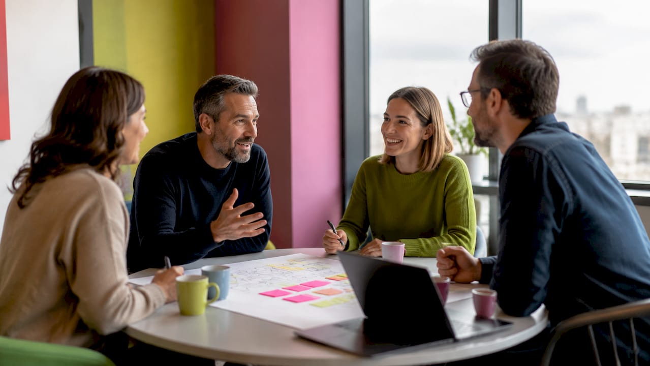 Ett team samlas för att lägga upp strategin inför en krissituation.
