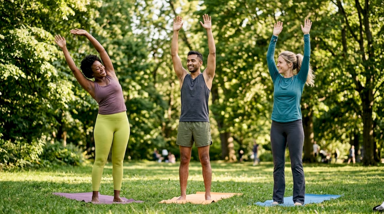 Kollegor passar på att sträcka ut och göra lite yoga tillsammans i fikarummet under rasten.