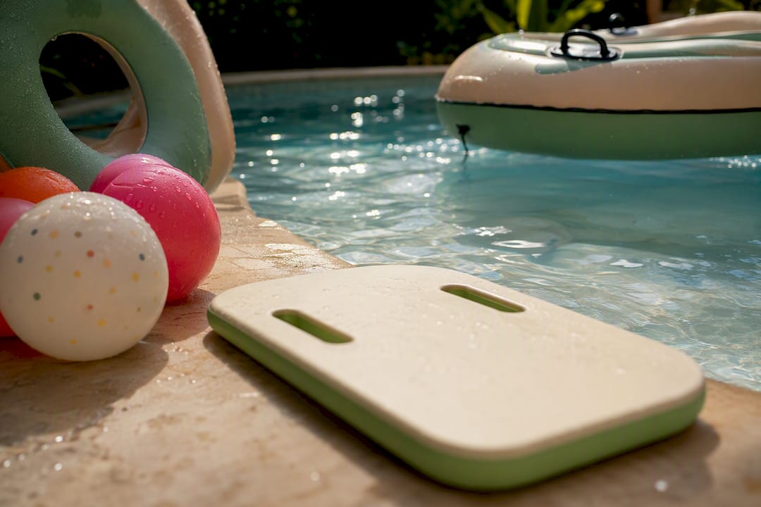 Schwimm- und Spielzeug am Beckenrand