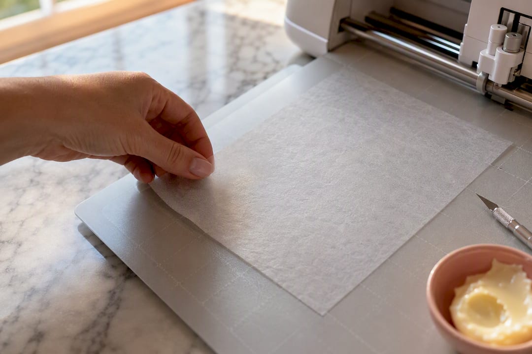 Essbares Papier auf einer selbstklebenden Schneidematte