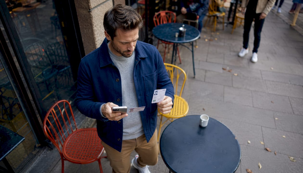 Un homme s'apprête à réserver un stage en entreprise, prenant soin de préparer toutes les démarches nécessaires.